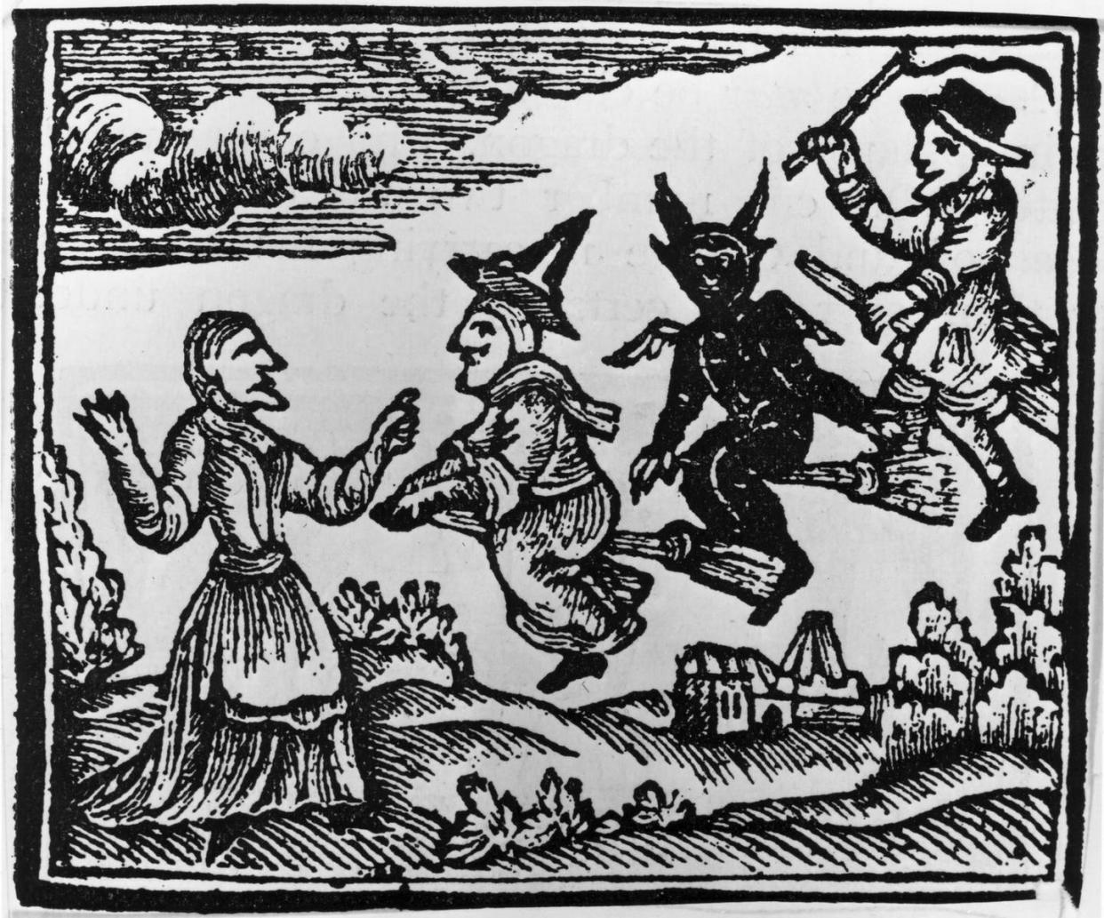 Xilografía, 1400 aproximadamente. Una bruja, un demonio y un brujo volando hacia una campesina. Archivo Hulton/Folleto vía Getty Images