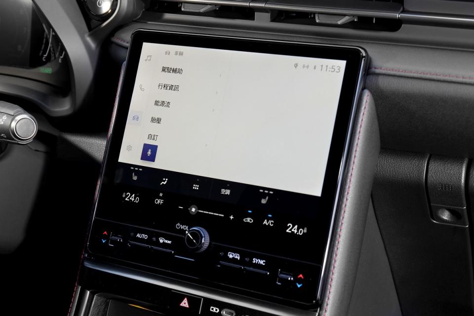 全車系皆備有9.8吋觸控螢幕與雙區恆溫空調，室內環景LED氛圍燈組在Active與Active+為單色設定。