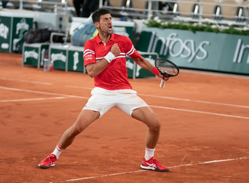 El serbio Novak Djokovic celebra tras ganar su partido ante el italiano Matteo Berrettini y avanzar a las semifinales del Abierto de Francia, Roland Garros, París, Francia
