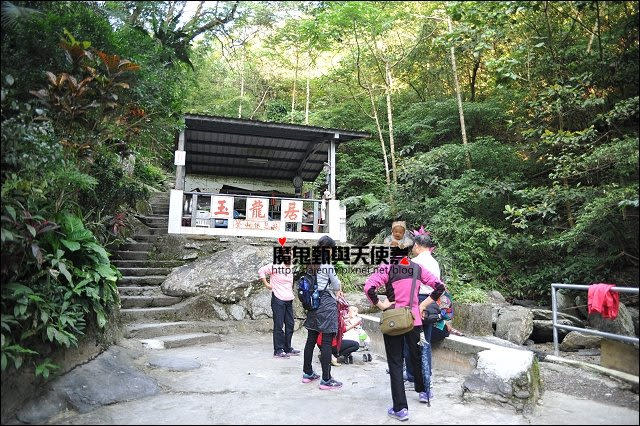 《宜蘭民宿景點美食》礁溪香腸伯~跑馬古道口．包潤餅皮的大腸包小腸