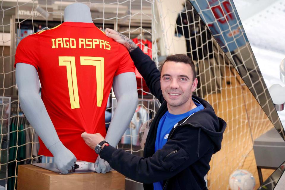 El delantero del Celta de Vigo Iago Aspas celebra la llamada del seleccionador Julen Lopetegui para disputar su primer Mundial. (Foto: EFE/Salvador Sas)