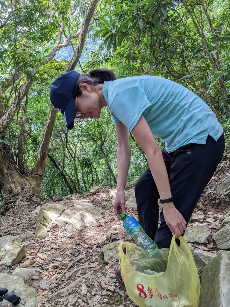 台電花蓮區處志工參與太魯閣國家公園大禮步道淨山活動。（台電花蓮區處提供）