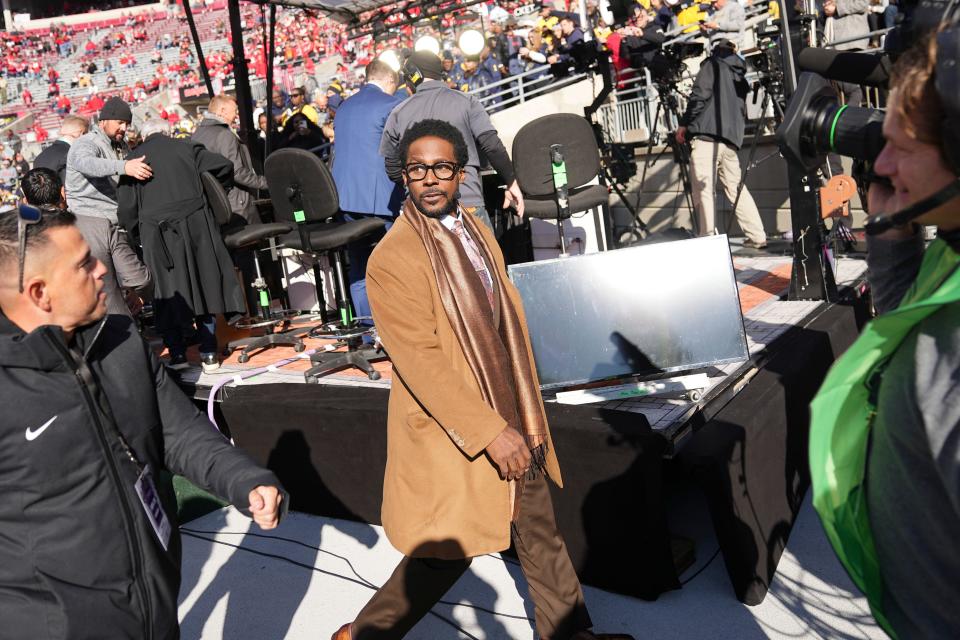 Nov 26, 2022; Columbus, Ohio, USA; Desmond Howard takes the set of ESPN College GameDay prior to the NCAA football game between the Ohio State Buckeyes and the Michigan Wolverines at Ohio Stadium. Mandatory Credit: Adam Cairns-The Columbus Dispatch