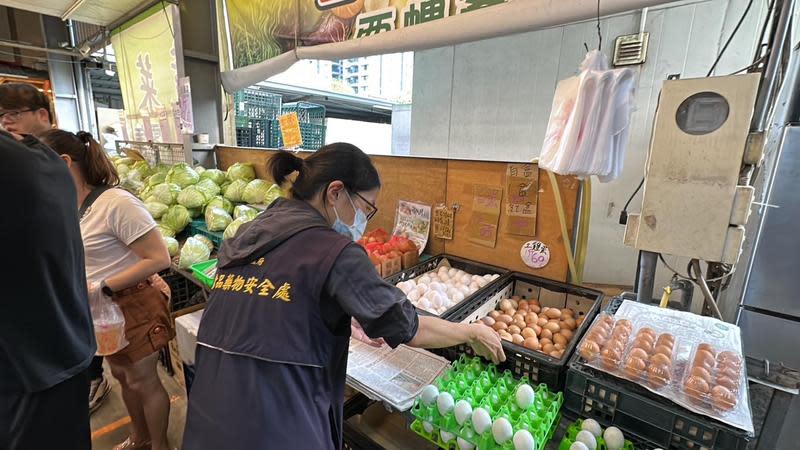 台中市食安處人員兵分多路查核賣場、超商、烘焙場域、餐飲店、校園團膳等處有無進口的疑慮蛋品。（台中市府提供）