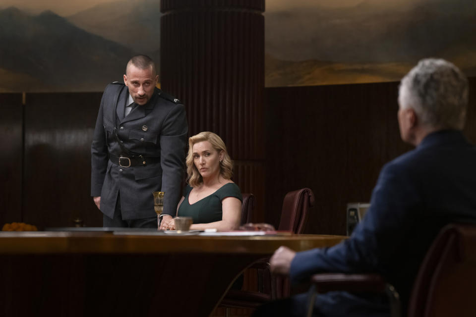 En esta imagen proporcionada por HBO, Kate Winslet, centro, y Matthias Schoenaerts en una escena de "The Regime". (HBO vía AP)