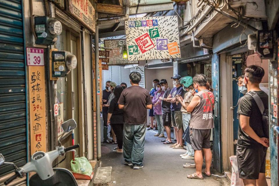 只賣這一味暴紅！60年「榨菜肉絲麵」大碗公裝僅80元，爆量細Q麵飽到天靈蓋