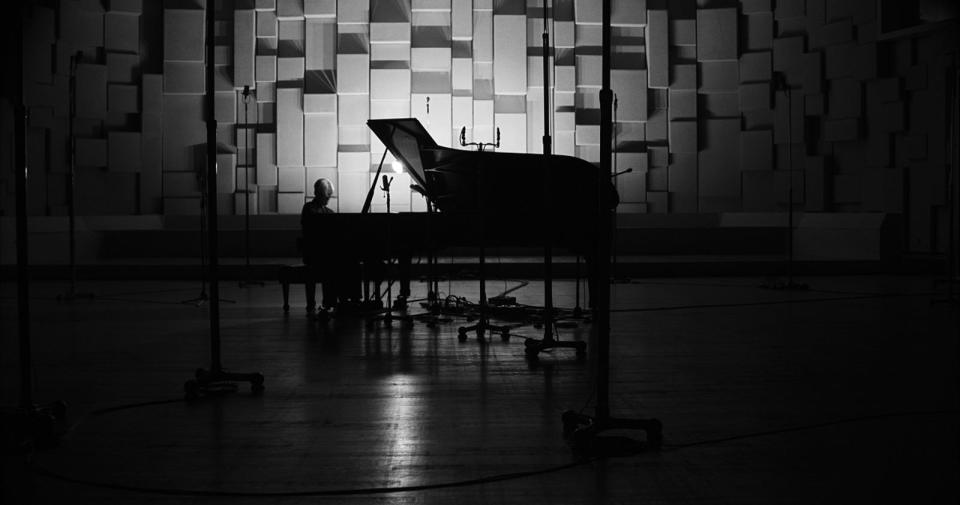 《坂本龍一：OPUS》透過黑白影像與多角度照明，以高藝術性呈現音樂巨匠的獨奏演出。（采昌國際多媒體提供）