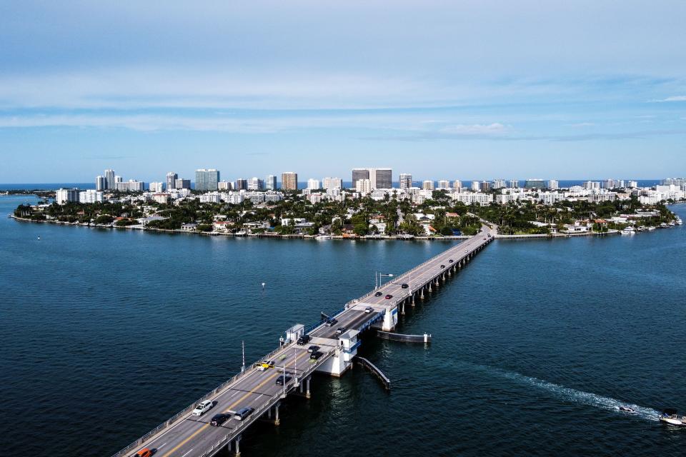 Una vista aérea del norte de Miami Beach se ve desde Indian Creek Island en Miami. - Jared Kushner e Ivanka Trump compraron un lote de 32.2 millones de dólares en Indian Creek, una comunidad isleña de lujo en el condado de Miami-Dade, Florida, para su nuevo hogar. (AFP vía Getty Images)