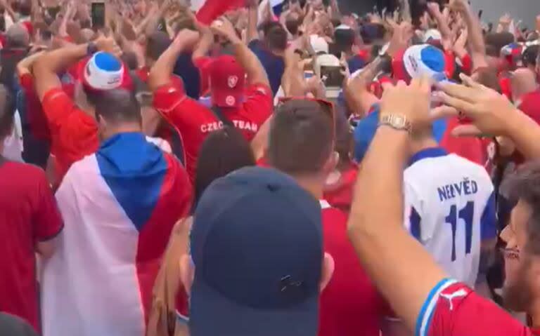 Hinchas de República Checa cantando el nombre del capitán argentino