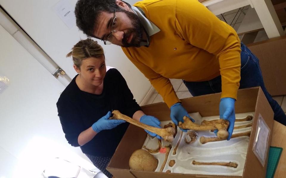 Researchers Genevieve Cain and Professor Pedro Andrade with the 5,000-year-old remains - Ferrari Press Agency