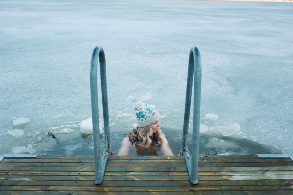 La moitié des femmes de l’étude ont déclaré que la natation en eau froide réduisait leur anxiété, mais aussi pour certaines les sautes d’humeur (35 %), les baisses de moral (31 %) et les bouffées de chaleur.