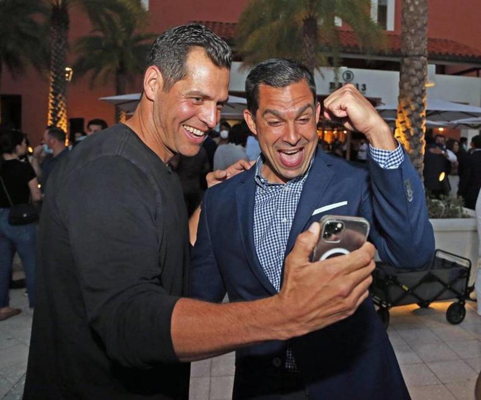 Vince Lago, (derecha) celebró su victoria como alcalde de Coral Gables con Steve Suárez durante una fiesta de victoria en la noche electoral, el martes 13 de abril de 2021.