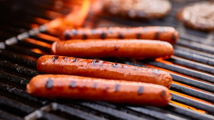 Summer kicks off grilling season. But experts warn that you should know the risks before eating hot dogs or other processed meats cooked on the grill. (Photo: AdobeStock)