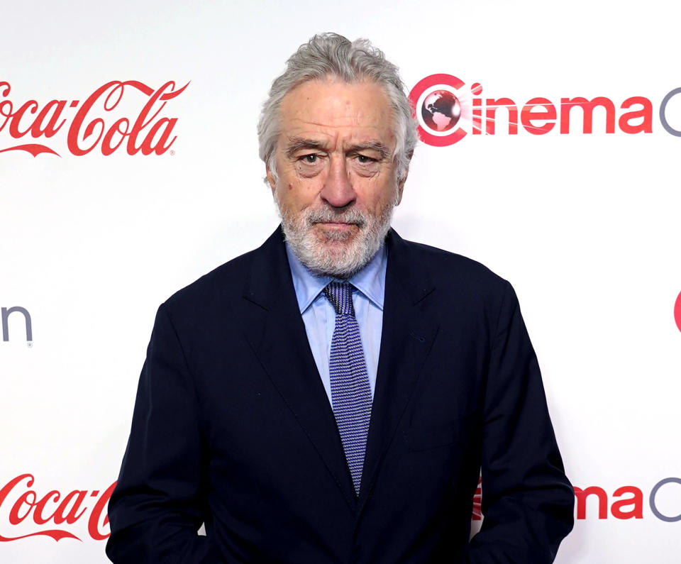 ARCHIVO - Robert De Niro llega a los premios Big Screen Achievement Awards en la CinemaCon en Las Vegas, el 28 de abril de 2022. La exasistente ejecutiva principal de Robert De Niro lo demandó por 12 millones de dólares en un juicio civil en Nueva York por maltrato laboral. De Niro la contrademandó por 6 millones de dólares por incumplimiento de contrato. (Foto AP/Chris Pizzello, archivo)