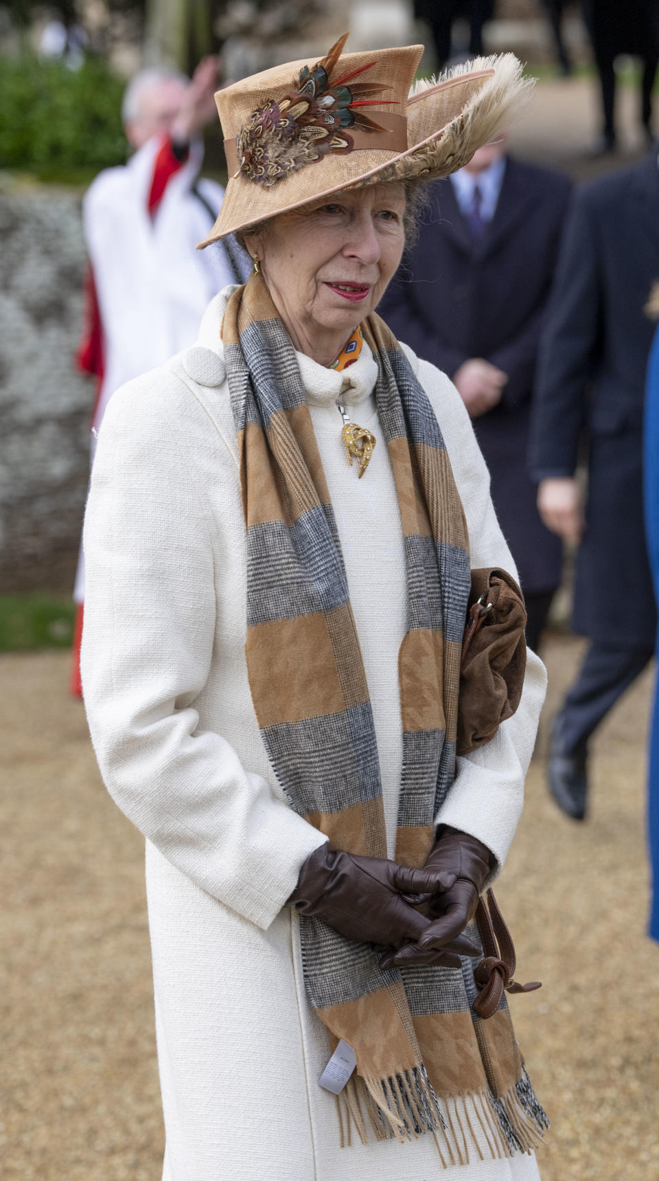 Charles Schwester Prinzessin Anne trug ihren neuen, 115 Pfund teuren Schal über ihrem weißen Mantel (Bild: Mark Cuthbert/UK Press via Getty Images)