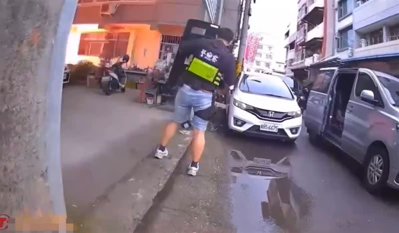 特警丟擲「震撼彈」突襲攻堅，李姓藥頭被嚇到當場傻在原地。（圖／翻攝畫面）