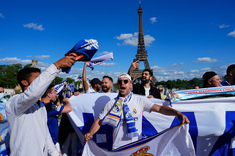 Hinchas de Real Madrid en París, a la espera de la final y de la conquista y de su Orejona número 14; Liverpool es el obstáculo en la final de la Champions League.