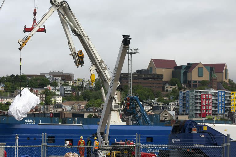 Los restos del sumergible Titán, recuperado del fondo oceánico cerca de los restos del Titanic, son descargados del buque Horizon Arctic en el muelle de la Guardia Costera canadiense en St. John's, Terranova, el miércoles 28 de junio de 2023. 