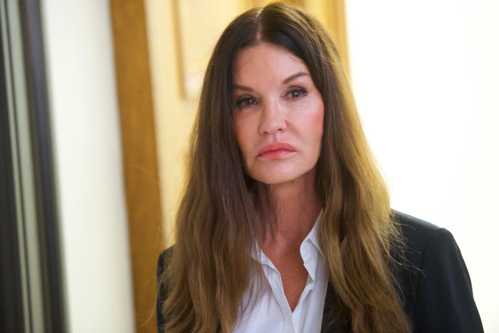 Janice Dickinson walks through Pennsylvania's Montgomery County Courthouse in a break from testifying against Bill Cosby on April 12, 2018 in Norristown. (Photo: Mark Makela/Getty Images)
