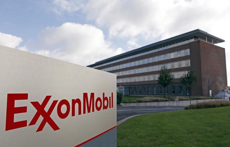 Gerade noch auf das Treppchen hat es der amerikanische Ölriese Exxon Mobil geschafft – obwohl er 2014 als Einziger in der Top Ten einen niedrigeren Börsenwert hatte als 2013. Der Nettogewinn brach laut "Handelsblatt" noch stärker ein. Ein Wert von 300,7 Milliarden Euro sind trotzdem noch ein guter Wert und bedeutet den dritten Platz in der Auswertung.