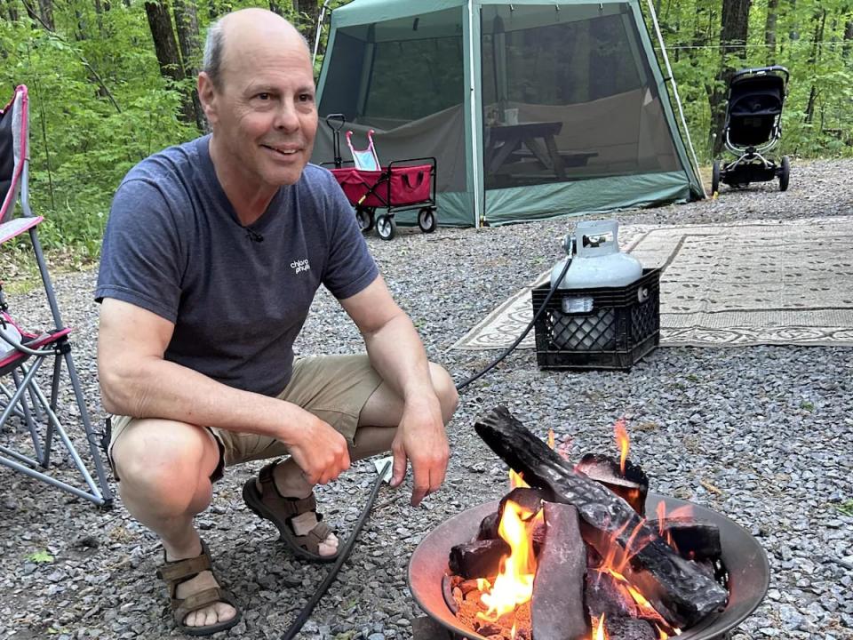 Daniel Parent also uses a portable propane fireplace with volcanic rocks and faux ceramic logs to reduce smoke. 