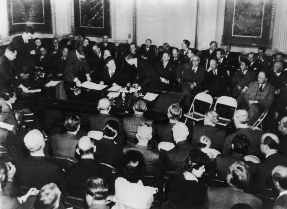 La firma de los acuerdos Bretton Woods en julio de 1944.  (Keystone-France/Gamma-Keystone via Getty Images)