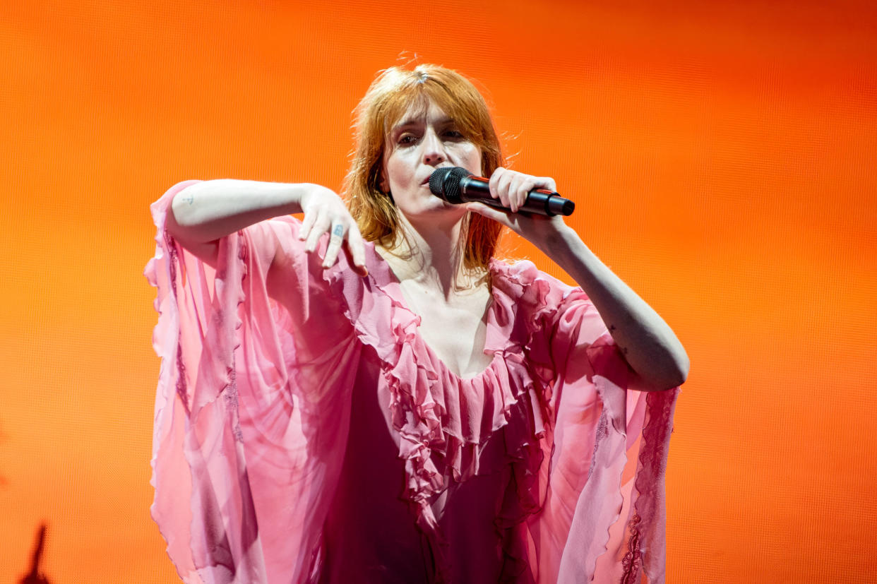 La chanteuse Florence Welch ( ici à Budapest le 10 août 2023 ) du groupe rock indépendant Florence and the Machine s’est fait opérer en urgence ce samedi mais semble guérie.