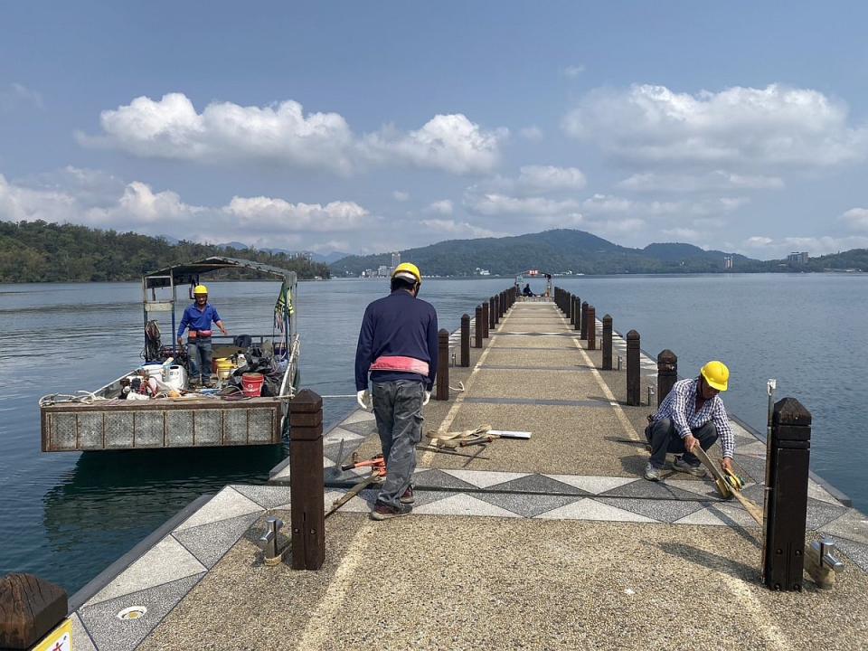 為提供各公有碼頭浮排過往遊憩功能迎接國內旅遊復甦，日管處啟動部分碼頭設施復原工作。（圖：日管處提供）