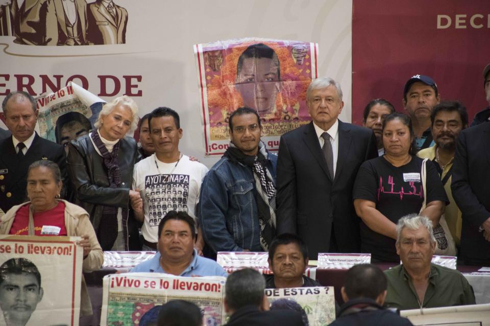 El presidente de México, Andrés Manuel López Obrador, posa para una foto con los padres de los 43 estudiantes mexicanos desaparecidos de Ayotzinapa en el Palacio Nacional de la Ciudad de México, el lunes 3 de diciembre de 2018. (AP Foto / Christian Palma)