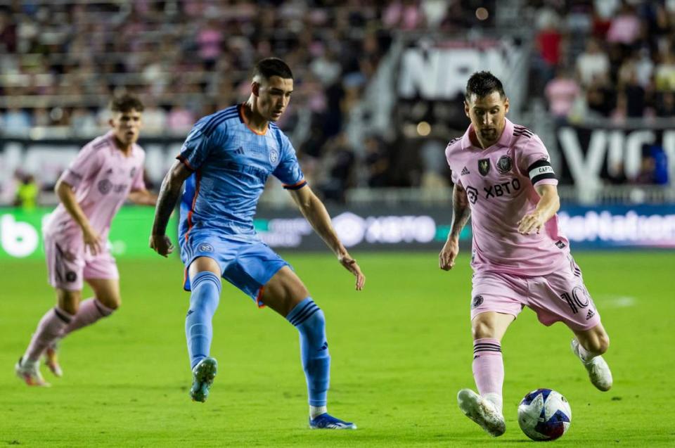 El delantero del Inter Miami Lionel Messi conduce la pelota ante la marca de Julián Fernández, del New York City, en el partido amistoso celebrado el 10 de noviembre de 2023 en el DRV PNK Stadium en Fort Lauderdale, Florida. MATIAS J. OCNER/mocner@miamiherald.com