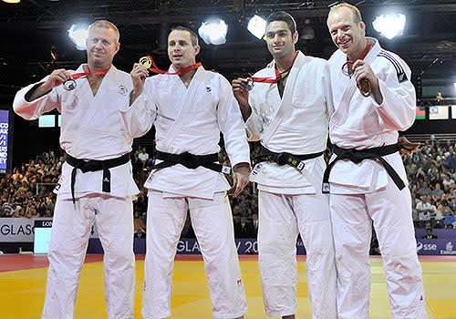 Tim Slyfield (far left) and Jason Koster (far right) continued New Zealand's highly successful judo campaign with bronzes in the men's 100kg class.