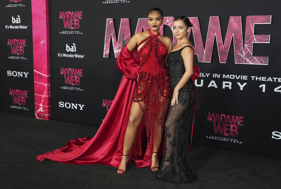 Celeste O'Connor, izquierda, e Isabela Merced llegan al estreno de "Madame Web" el lunes 12 de febrero de 2024 en Regency Village Theatre en Los Angeles. (Foto Jordan Strauss/Invision/AP)