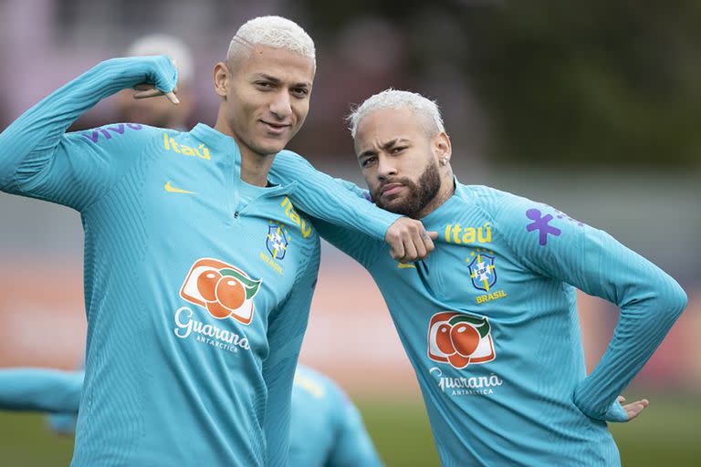 Richarlison y Neymar se divierten durante la práctica de este sábado en Granja Comary, el búnker del seleccionado brasileño, donde todo es sonrisa.