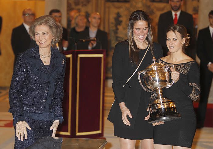 Las regatistas Tara Pacheco y Berta Betanzos junto a la reina Sofía en los Premios Nacionales del Deporte en 2012