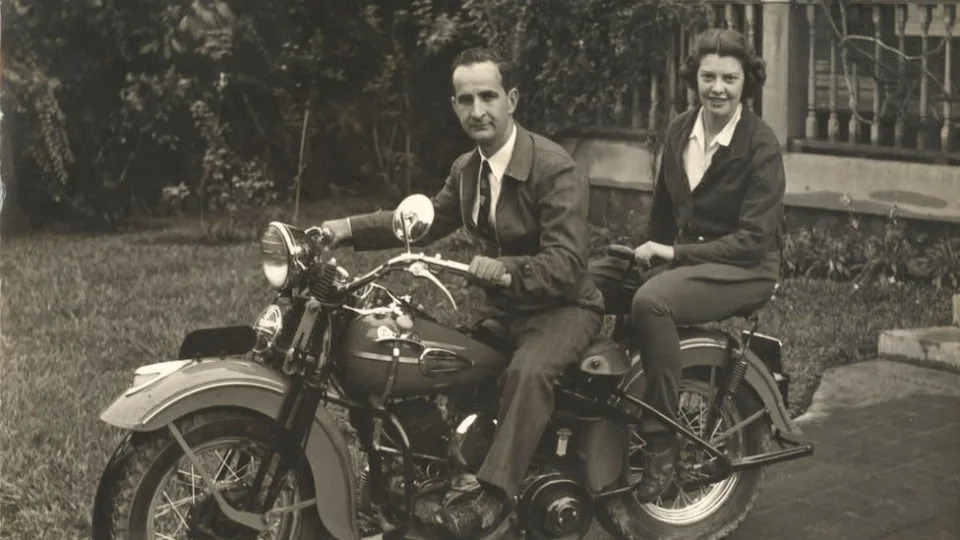 Jos&#xe9; Pepe Figueres y Henrietta Boggs en su motocicleta, en Costa Rica.