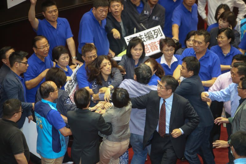 20170713-民進黨立委邱議瑩拉國民黨立委許淑華頭髮，許以拳掌回擊。（陳明仁攝）