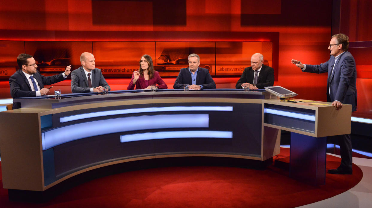 Zu Gast bei Frank Plasberg waren (v.l.n.r.): Peter Schwark, Ralph Brinkhaus, Anja Kohl, Sven Enger und Ulrich Schneider. (Bild: WDR/Oliver Ziebe)