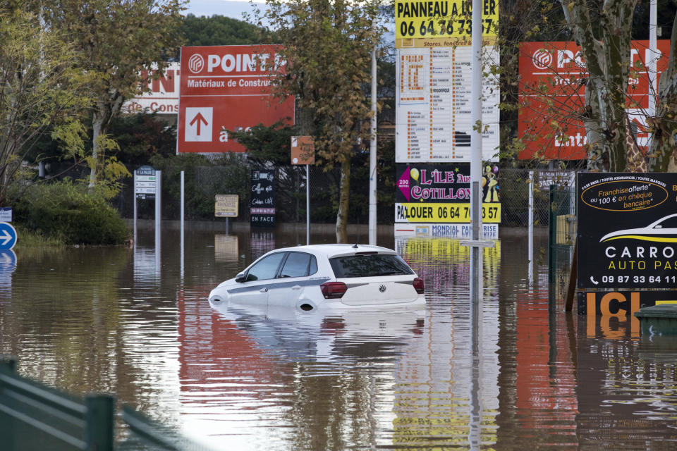 Un automóvil sumergido en una inundación en la localidad de Frejus, Francia, el lunes 2 de diciembre de 2019. (AP Foto/Daniel Cole)