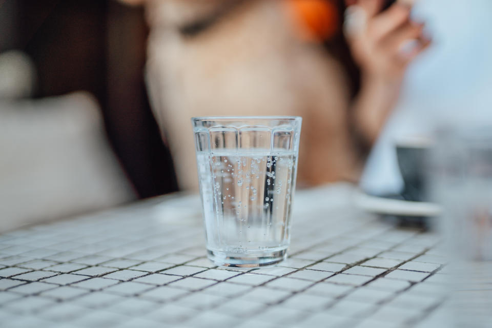 空腹時喝大量氣泡水可能會刺激腸胃增加食慾。（示意圖/Getty Image）