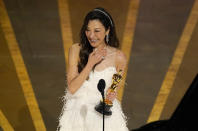 ARCHIVO - Michelle Yeoh recibe el premio a mejor actriz por "Everything Everywhere All at Once" ("Todo en todas partes al mismo tiempo") en los Oscar el 12 de marzo de 2023, en el Teatro Dolby en Los Angeles. (Foto AP/Chris Pizzello, archivo)