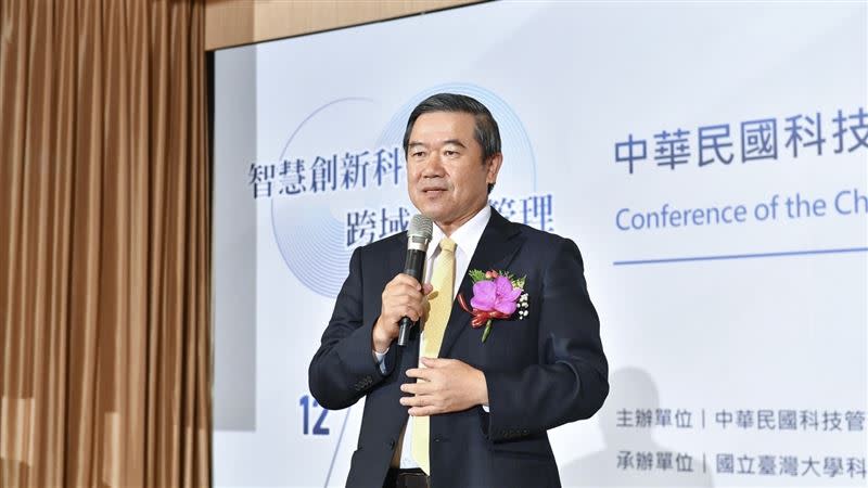 佳世達董事長陳其宏（中）獲頒「光電工程獎」。（圖／佳世達提供）