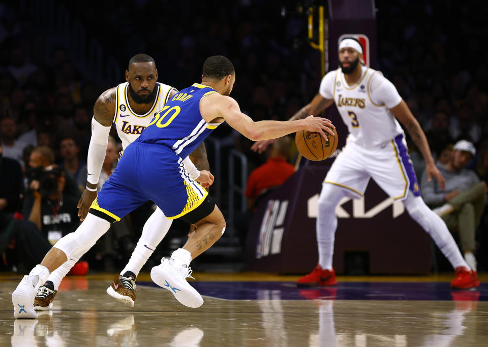 Anthony Davis、LeBron James、D'Angelo Russell聯手攻下67分，幫助湖人在自家主場痛宰勇士。 (Photo by Ronald Martinez/Getty Images)