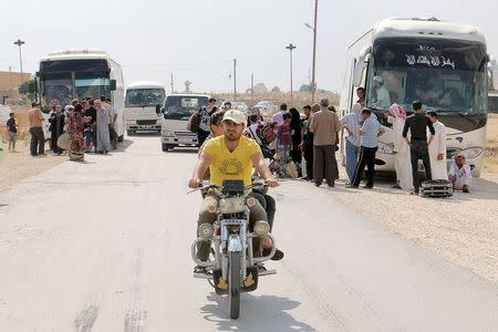 Displaced civilians, who fled the violence in Hasaka city, arrive at Amouda town, east of Qamishli in Hasaka governorate, Syria in this June 27, 2015 file photo. REUTERS/Rodi Said