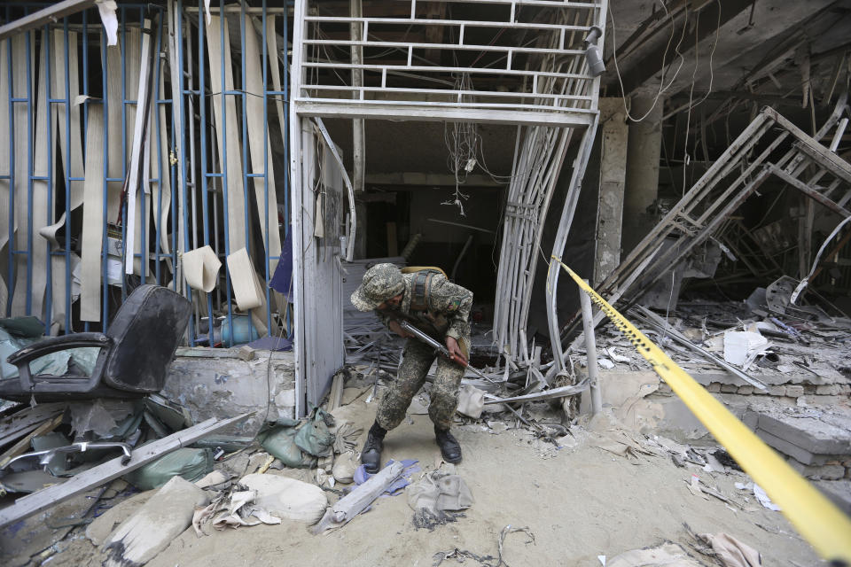 <p>An Afghan security guard stand inside a bank after suicide bombing in Kabul, Afghanistan, Tuesday, Aug. 29, 2017. (Photo: Rahmat Gul/AP) </p>