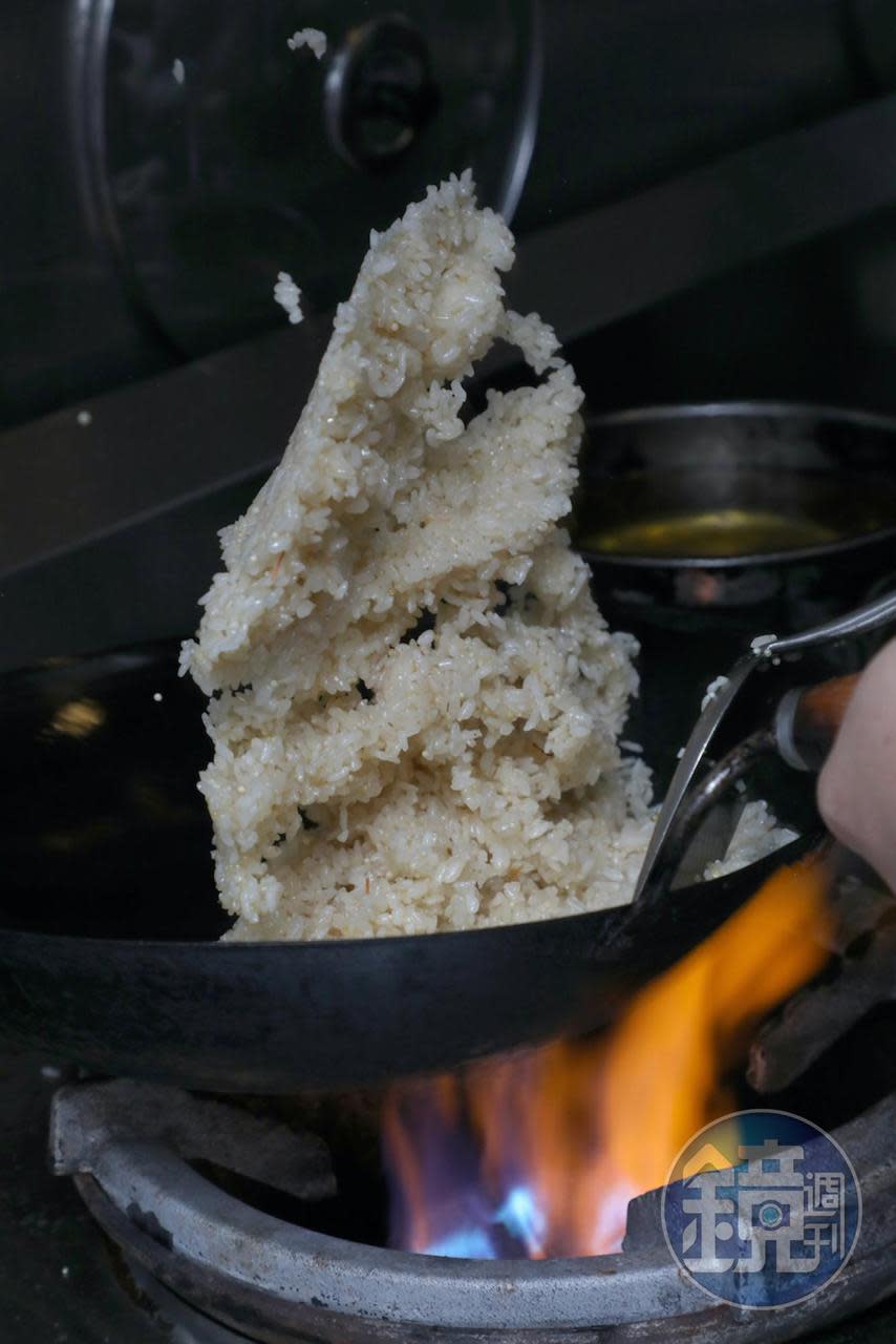 不使用隔夜飯，用當天現煮的米飯翻炒。