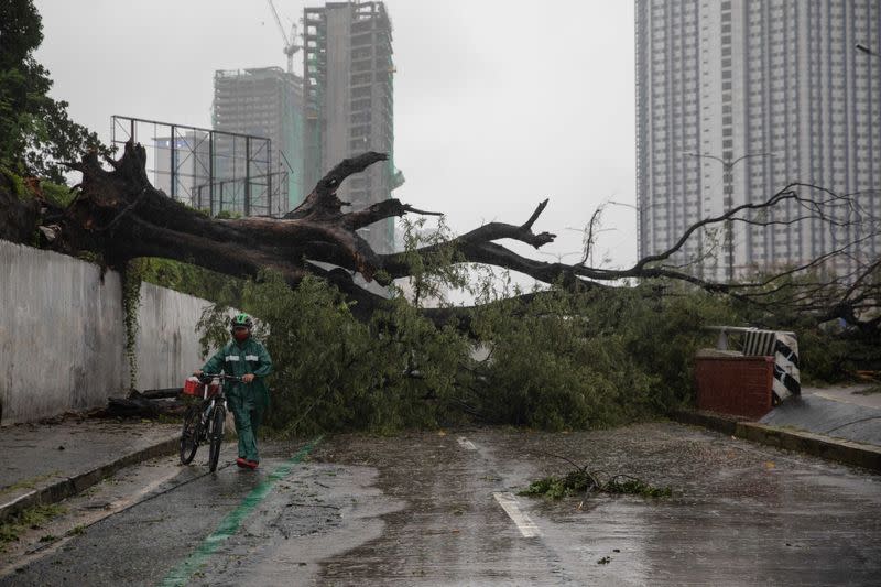 Typhoon Vamco batters Manila