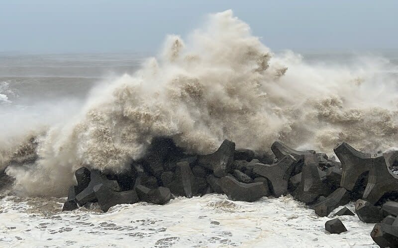 海葵颱風登陸台灣，台東出現16級陣風為沿海地區帶來大浪。（圖／中央社）