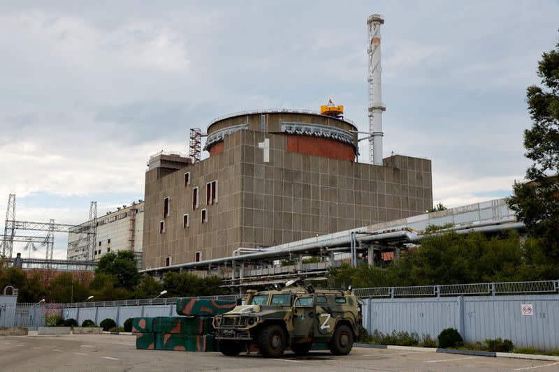 Un vehículo blindado todoterreno ruso estacionado fuera de la central nuclear de Zaporiyia