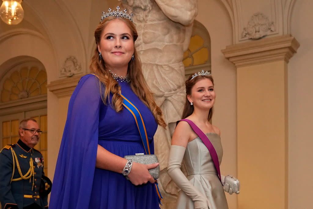 Die niederländische Kronprinzessin Amalia und die belgische Kronprinzessin Elisabeth (r.) sind bei ihrer Ankunft bei der Feier mit einem Galadinner zum 18. Geburtstag von Prinz Christian am 15. Oktober 2023 im Schloss Christiansborg in Kopenhagen, Dänemark, zu sehen.