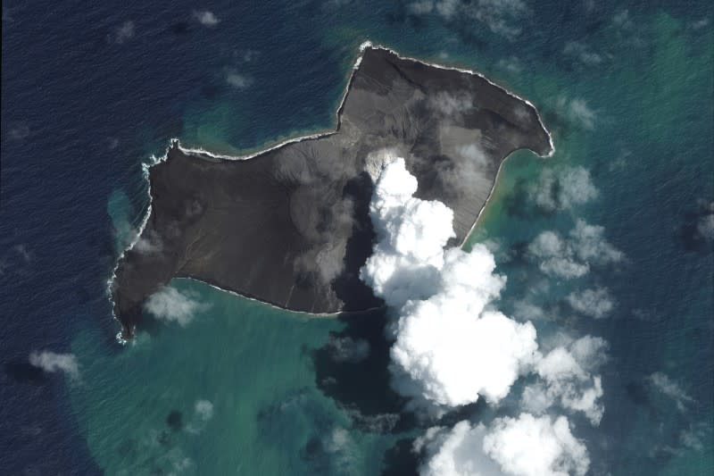 2022年1月，南太平洋島國東加海底火山爆發，重創該國基礎設施並引發海嘯（AP）